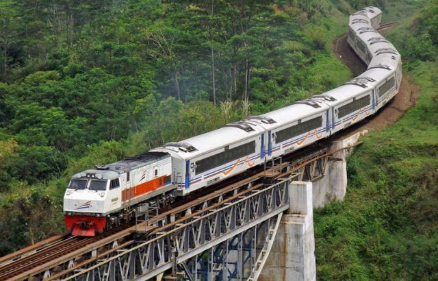 Argo Parahyangan merupakan gabungan dua kereta di rute yang sama Jakarta-Bandung, yakni KA Parahyangan dan KA Argo Gede.