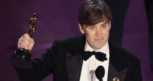 Aktor Cillian Murphy meraih penghargaan pemeran utama pria terbaik pada Oscar 2024 melalui peran di film Oppenheimer - Reuters