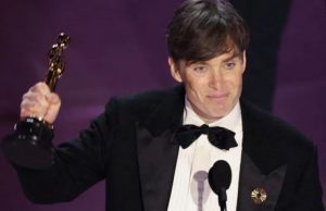 Aktor Cillian Murphy meraih penghargaan pemeran utama pria terbaik pada Oscar 2024 melalui peran di film Oppenheimer - Reuters