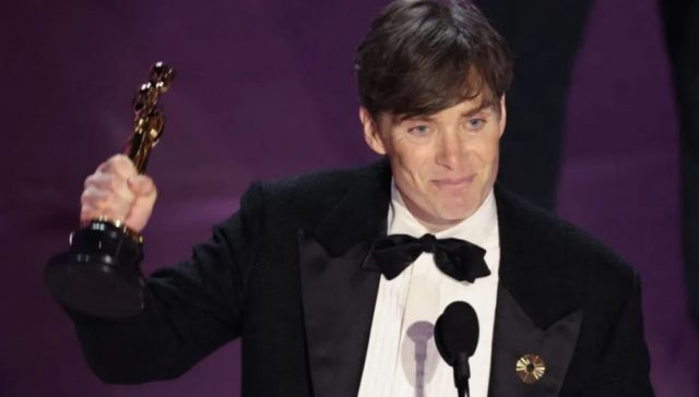 Aktor Cillian Murphy meraih penghargaan pemeran utama pria terbaik pada Oscar 2024 melalui peran di film Oppenheimer - Reuters