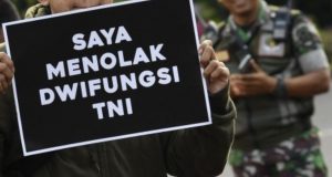 Aktivis menggelar Aksi Kamisan bertajuk Menolak Dwi Fungsi di seberang Istana Merdeka, Jakarta - Antara