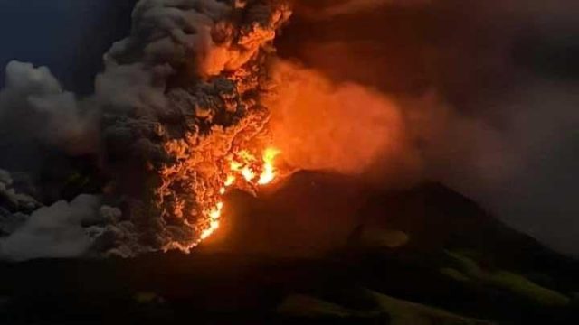 Erupsi eksplosif yang terjadi pukul 00.38 Wita pada Gunung Ruang di Kabupaten Sitaro, Sulawesi Utara, Rabu (17/4/2024) - PVMBG