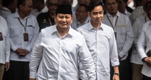 Calon presiden dan calon wakil presiden nomor urut 2, Prabowo Subianto (kiri) bersama Gibran Rakabuming Raka (kanan) bersiap mengikuti rapat pleno terbuka penetapan pasangan calon Presiden dan Wakil Presiden terpilih Pemilu 2024 di depan Gedung Komisi Pemilihan Umum (KPU), Jakarta, Rabu (24/4/2024). ANTARA FOTO/Aprillio Akbar/aww.