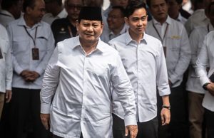 Calon presiden dan calon wakil presiden nomor urut 2, Prabowo Subianto (kiri) bersama Gibran Rakabuming Raka (kanan) bersiap mengikuti rapat pleno terbuka penetapan pasangan calon Presiden dan Wakil Presiden terpilih Pemilu 2024 di depan Gedung Komisi Pemilihan Umum (KPU), Jakarta, Rabu (24/4/2024). ANTARA FOTO/Aprillio Akbar/aww.