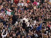 Paus Fransiskus menyapa umat yang hadir di Lapangan Santo Petrus (Vatikan) usai Misa Minggu Paskah 2024 - AFP