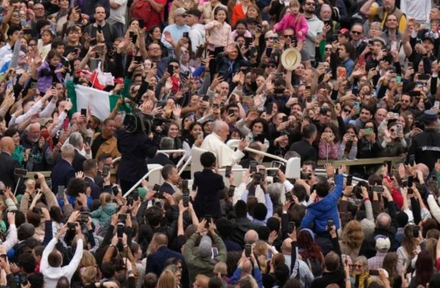 Paus Fransiskus menyapa umat yang hadir di Lapangan Santo Petrus (Vatikan) usai Misa Minggu Paskah 2024 - AFP