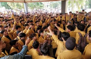 Mahasiswa Universitas Jenderal Soedirman (Unsoed) Purwokerto, Jawa Tengah, protes kenaikan UKT - Kompas