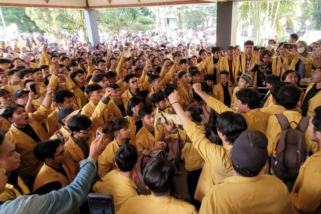 Mahasiswa Universitas Jenderal Soedirman (Unsoed) Purwokerto, Jawa Tengah, protes kenaikan UKT - Kompas