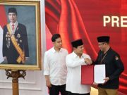 Presiden terpilih periode 2024-2029, Prabowo Subianto menerima dokumen berita acara dari Ketua KPU Hasyim Asy’ari usai rapat pleno penetapan pasangan calon Presiden dan Wakil Presiden terpilih Pemilu 2024 di Gedung KPU, Jakarta, Rabu (24/4/2024).