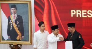 Presiden terpilih periode 2024-2029, Prabowo Subianto menerima dokumen berita acara dari Ketua KPU Hasyim Asy’ari usai rapat pleno penetapan pasangan calon Presiden dan Wakil Presiden terpilih Pemilu 2024 di Gedung KPU, Jakarta, Rabu (24/4/2024).