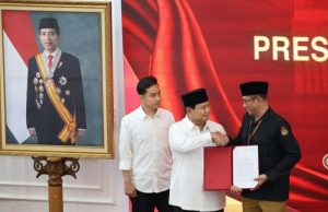 Presiden terpilih periode 2024-2029, Prabowo Subianto menerima dokumen berita acara dari Ketua KPU Hasyim Asy’ari usai rapat pleno penetapan pasangan calon Presiden dan Wakil Presiden terpilih Pemilu 2024 di Gedung KPU, Jakarta, Rabu (24/4/2024).