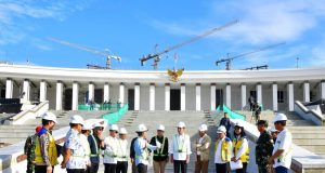 Presiden Joko Widodo saat meninjau lapangan rencana lokasi Upacara HUT ke-79 Kemerdekaan RI di depan Istana Negara Nusantara, Kalimantan Timur pada Rabu (5/6/2024).(Foto Sekretariat Presiden )