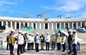 Presiden Joko Widodo saat meninjau lapangan rencana lokasi Upacara HUT ke-79 Kemerdekaan RI di depan Istana Negara Nusantara, Kalimantan Timur pada Rabu (5/6/2024).(Foto Sekretariat Presiden )