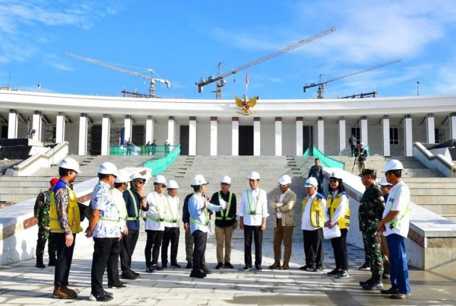 Presiden Joko Widodo saat meninjau lapangan rencana lokasi Upacara HUT ke-79 Kemerdekaan RI di depan Istana Negara Nusantara, Kalimantan Timur pada Rabu (5/6/2024).(Foto Sekretariat Presiden )