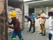Satgas Pangan Polri mengawasi impor gula kristal putih di Tanjung Priok, Minggu (16/6/2024). (Dok. Bareskrim)