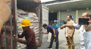 Satgas Pangan Polri mengawasi impor gula kristal putih di Tanjung Priok, Minggu (16/6/2024). (Dok. Bareskrim)