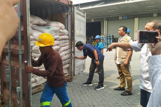 Satgas Pangan Polri mengawasi impor gula kristal putih di Tanjung Priok, Minggu (16/6/2024). (Dok. Bareskrim)