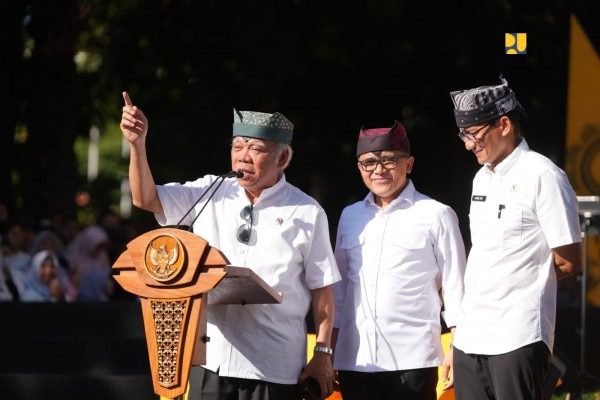 Menteri Pekerjaan Umum dan Perumahan Rakyat (PUPR) Basuki Hadimuljono saat menghadiri acara Banyuwangi Etno Carnival 2024. (Sumber: web PUPR)