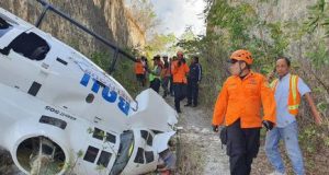 Helikopter jatuh di kawasan Suluban, Desa Pecatu, Kuta Selatan, Badung, Bali. (Foto: Dok SAR)