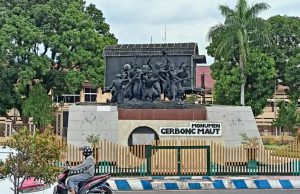Pengendara melintas di jalanan sekitar Monumen Gerbong Maut di dekat alun-alun dan kantor bupati Bondowoso/Sigit Candra Lesmana