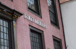 Toko Merah, Cafe Aestetik di Sudut Kota Tua Jakarta dengan Sejarah Kelam Masa Lalunya. (Foto: Sulindo/Iqyanut Taufik)