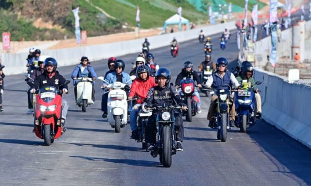 Presiden meninjau jalan tol IKN menggunakan sepeda motor. Foto: Rusman & Muchlis Jr - Biro Pers Sekretariat Presiden.