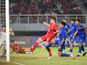 Pesepak bola Timnas Indonesia Jens Raven (keempat kiri) membobol gawang Timnas Thailand dalam pertandingan final Piala ASEAN U-19 Boys Championship atau AFF U-19 di Stadion Gelora Bung Tomo, Surabaya, Jawa Timur, Senin (29/7/2024). ANTARA FOTO/Sigid Kurniawan/app/tom.