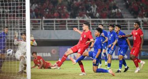 Pesepak bola Timnas Indonesia Jens Raven (keempat kiri) membobol gawang Timnas Thailand dalam pertandingan final Piala ASEAN U-19 Boys Championship atau AFF U-19 di Stadion Gelora Bung Tomo, Surabaya, Jawa Timur, Senin (29/7/2024). ANTARA FOTO/Sigid Kurniawan/app/tom.