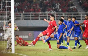 Pesepak bola Timnas Indonesia Jens Raven (keempat kiri) membobol gawang Timnas Thailand dalam pertandingan final Piala ASEAN U-19 Boys Championship atau AFF U-19 di Stadion Gelora Bung Tomo, Surabaya, Jawa Timur, Senin (29/7/2024). ANTARA FOTO/Sigid Kurniawan/app/tom.