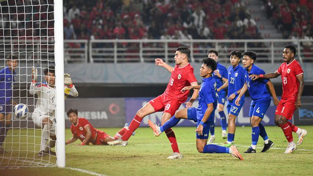 Pesepak bola Timnas Indonesia Jens Raven (keempat kiri) membobol gawang Timnas Thailand dalam pertandingan final Piala ASEAN U-19 Boys Championship atau AFF U-19 di Stadion Gelora Bung Tomo, Surabaya, Jawa Timur, Senin (29/7/2024). ANTARA FOTO/Sigid Kurniawan/app/tom.