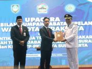 Cawapres terpilih Gibran Rakabuming Raka dan Pj Gubernur Jateng Nana Sudjana pada proses pelantikan Teguh Prakosa sebagai walikota Solo, di Semarang, Jumat (19/7/2024). (M IHSAN/RADAR SOLO)