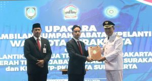 Cawapres terpilih Gibran Rakabuming Raka dan Pj Gubernur Jateng Nana Sudjana pada proses pelantikan Teguh Prakosa sebagai walikota Solo, di Semarang, Jumat (19/7/2024). (M IHSAN/RADAR SOLO)