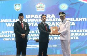 Cawapres terpilih Gibran Rakabuming Raka dan Pj Gubernur Jateng Nana Sudjana pada proses pelantikan Teguh Prakosa sebagai walikota Solo, di Semarang, Jumat (19/7/2024). (M IHSAN/RADAR SOLO)