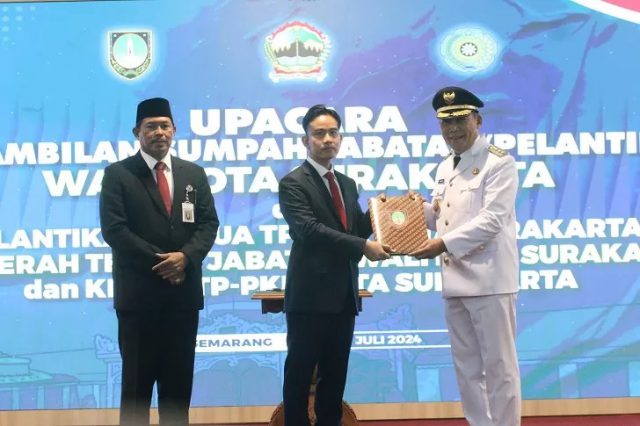 Cawapres terpilih Gibran Rakabuming Raka dan Pj Gubernur Jateng Nana Sudjana pada proses pelantikan Teguh Prakosa sebagai walikota Solo, di Semarang, Jumat (19/7/2024). (M IHSAN/RADAR SOLO)