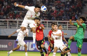 Pesepak bola Timnas Indonesia Kadek Arel Priyatna (kiri) menyundul bola dihadang penjaga gawang Timnas Timor Leste Alexandre Oscar Lima (kanan) dalam pertandingan penyisihan Grup A Piala ASEAN U-19 Boys Championship atau AFF U-19 di Stadion Gelora Bung Tomo, Surabaya, Jawa Timur, Selasa (23/7/2024). ANTARA FOTO/Rizal Hanafi/sgd/nym.