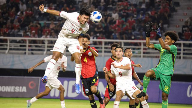 Pesepak bola Timnas Indonesia Kadek Arel Priyatna (kiri) menyundul bola dihadang penjaga gawang Timnas Timor Leste Alexandre Oscar Lima (kanan) dalam pertandingan penyisihan Grup A Piala ASEAN U-19 Boys Championship atau AFF U-19 di Stadion Gelora Bung Tomo, Surabaya, Jawa Timur, Selasa (23/7/2024). ANTARA FOTO/Rizal Hanafi/sgd/nym.