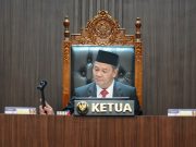 Ketua Dewan Kehormatan Penyelenggara Pemilu (DKPP) Heddy Lugito ketika mengetuk palu memberhentikan secara tetap Ketua KPU Hasyim Asy’ari dan keanggotaannya di KPU dalam Sidang Putusan Etik Dugaan Tindak Asusila Ketua KPU di Kantor DKPP, Jakarta, Rabu (3/7/2024). (KOMPAS/RONY ARIYANTO NUGROHO)
