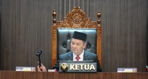 Ketua Dewan Kehormatan Penyelenggara Pemilu (DKPP) Heddy Lugito ketika mengetuk palu memberhentikan secara tetap Ketua KPU Hasyim Asy’ari dan keanggotaannya di KPU dalam Sidang Putusan Etik Dugaan Tindak Asusila Ketua KPU di Kantor DKPP, Jakarta, Rabu (3/7/2024). (KOMPAS/RONY ARIYANTO NUGROHO)