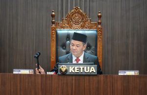 Ketua Dewan Kehormatan Penyelenggara Pemilu (DKPP) Heddy Lugito ketika mengetuk palu memberhentikan secara tetap Ketua KPU Hasyim Asy’ari dan keanggotaannya di KPU dalam Sidang Putusan Etik Dugaan Tindak Asusila Ketua KPU di Kantor DKPP, Jakarta, Rabu (3/7/2024). (KOMPAS/RONY ARIYANTO NUGROHO)