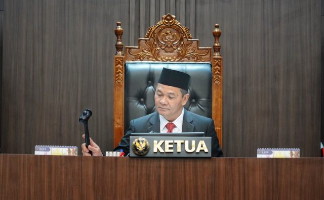 Ketua Dewan Kehormatan Penyelenggara Pemilu (DKPP) Heddy Lugito ketika mengetuk palu memberhentikan secara tetap Ketua KPU Hasyim Asy’ari dan keanggotaannya di KPU dalam Sidang Putusan Etik Dugaan Tindak Asusila Ketua KPU di Kantor DKPP, Jakarta, Rabu (3/7/2024). (KOMPAS/RONY ARIYANTO NUGROHO)