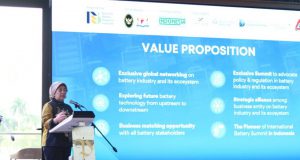 Evvy Kartini selaku penyelenggara International Battery Summit (IBS) 2024 dan Founder National Battery Research Institute dalam jumpa pers di Jakarta. (SULINDO/IQYANUT TAUFIK)