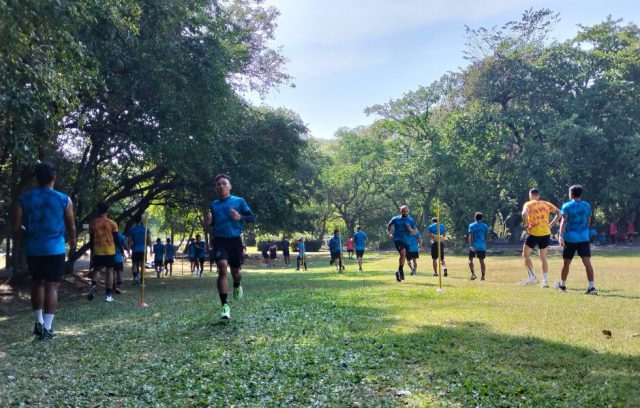 Arema FC Saat Latihan di area Kebun Raya Purwodadi. (Foto: Sulindo/Wien)