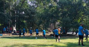 Anak asuh Jhon Cornelli saat latihan fisik yang digelar di area Kebun Raya Purwodadi, Kabupaten Pasuruan, Rabu 7 Agustus 2024. (foto: Sulindo/Wien)