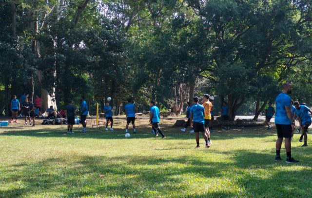 Anak asuh Jhon Cornelli saat latihan fisik yang digelar di area Kebun Raya Purwodadi, Kabupaten Pasuruan, Rabu 7 Agustus 2024. (foto: Sulindo/Wien)