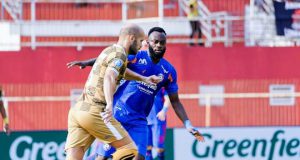 Ichanaka Diarra (jersey Arema) saat menghadang pemain Dewa United di pertandingan perdana Liga 1. (Foto: Sulindo/Wien)