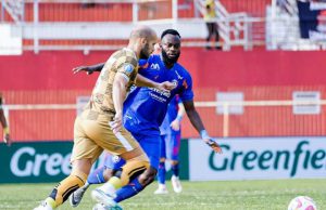 Ichanaka Diarra (jersey Arema) saat menghadang pemain Dewa United di pertandingan perdana Liga 1. (Foto: Sulindo/Wien)