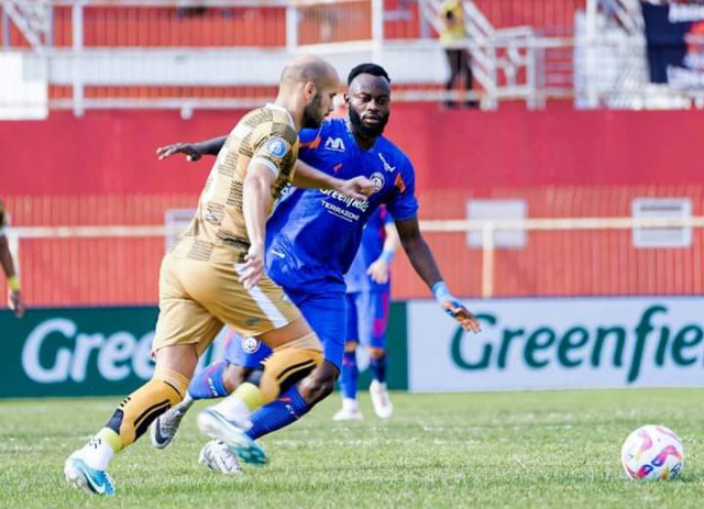 Ichanaka Diarra (jersey Arema) saat menghadang pemain Dewa United di pertandingan perdana Liga 1. (Foto: Sulindo/Wien)