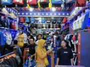 Himbauan untuk menggunakan jersey atau kaos bernuansa Arema serentak bagi anak sekolah dan ASN di Pemerintahan Kota Malang berdampak besar pada penjualan merchandise. Foto: Sulindo/Wien