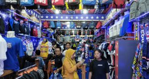 Himbauan untuk menggunakan jersey atau kaos bernuansa Arema serentak bagi anak sekolah dan ASN di Pemerintahan Kota Malang berdampak besar pada penjualan merchandise. Foto: Sulindo/Wien