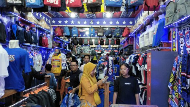 Himbauan untuk menggunakan jersey atau kaos bernuansa Arema serentak bagi anak sekolah dan ASN di Pemerintahan Kota Malang berdampak besar pada penjualan merchandise. Foto: Sulindo/Wien